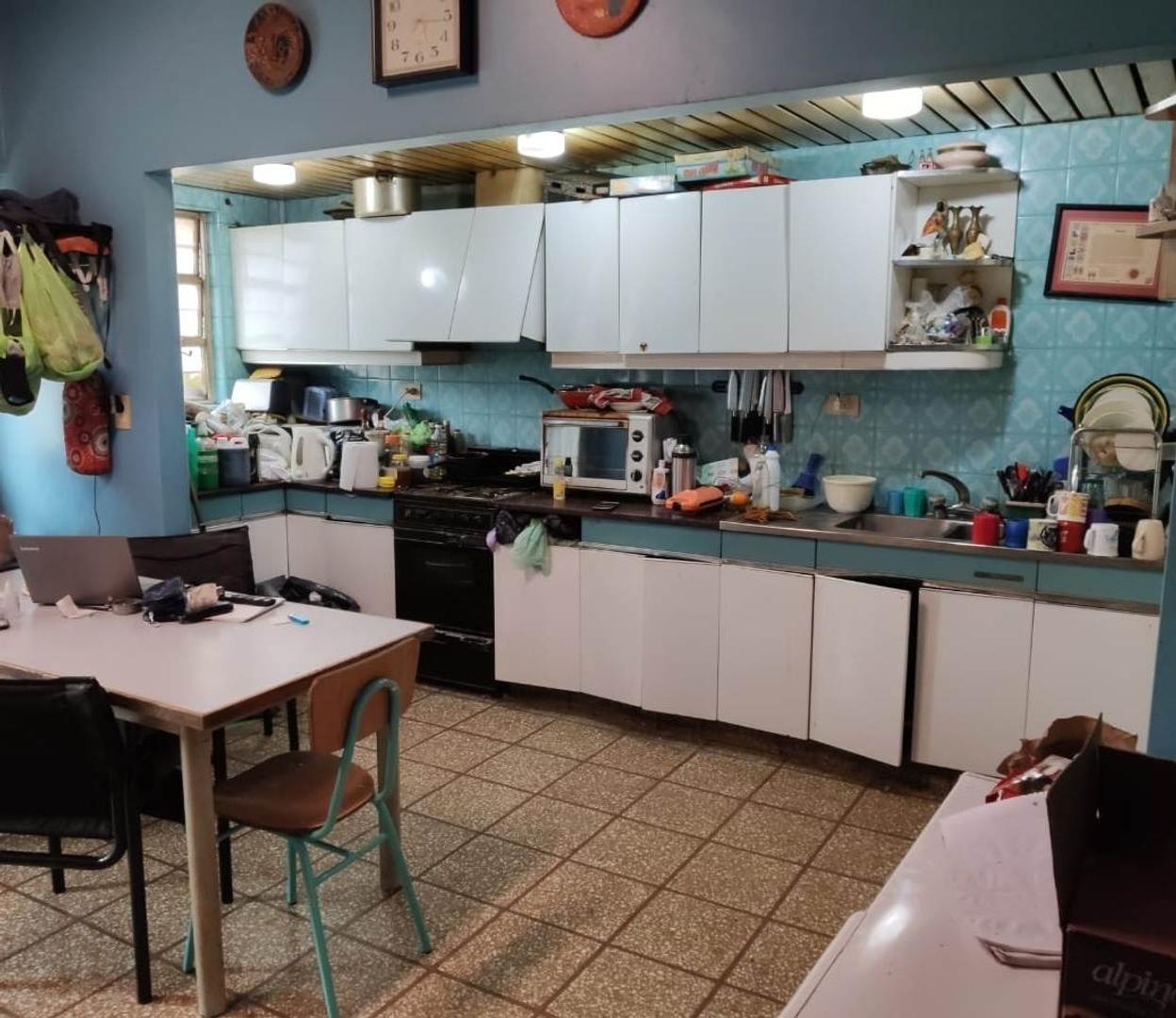 Galpón con casa al contrafrente y departamento en PA