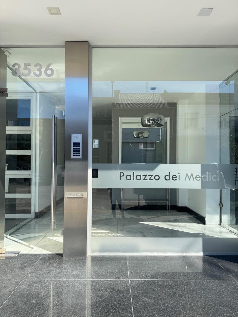 Depto 3 amb. moderno a la calle con balcón