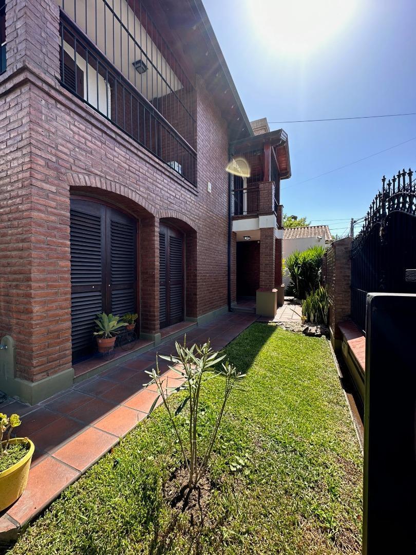 Casa con hermoso jardin y pileta, 4 dormitorios - Lomas
