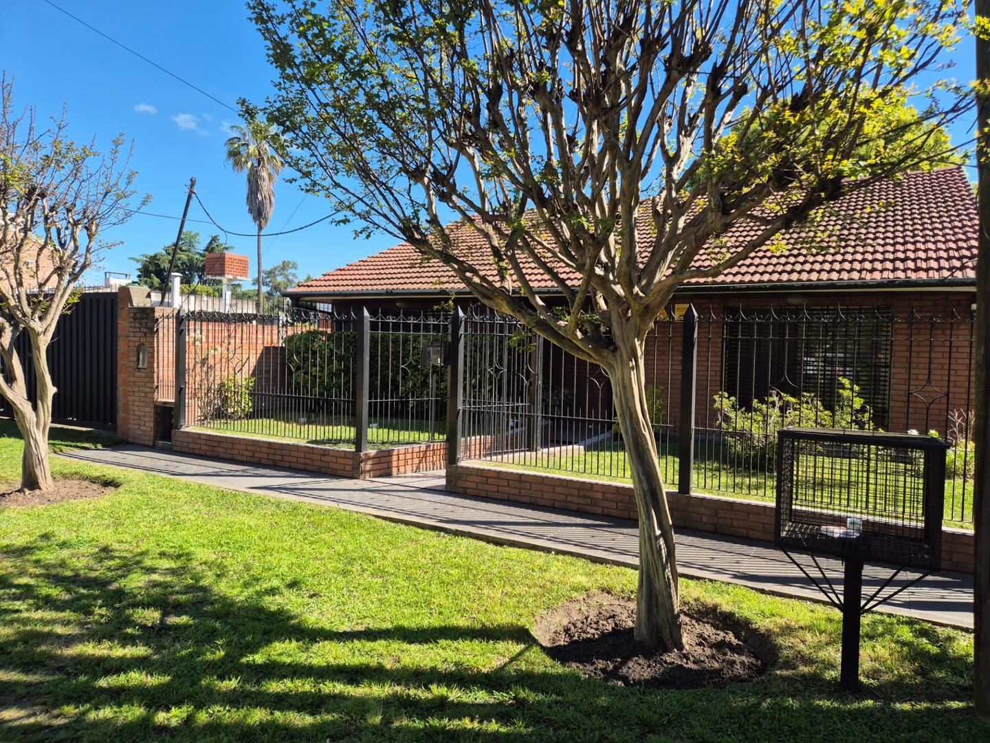 CHALET EN VENTA DE 4 AMBIENTES CON GRAN PARQUE ARBOLADO