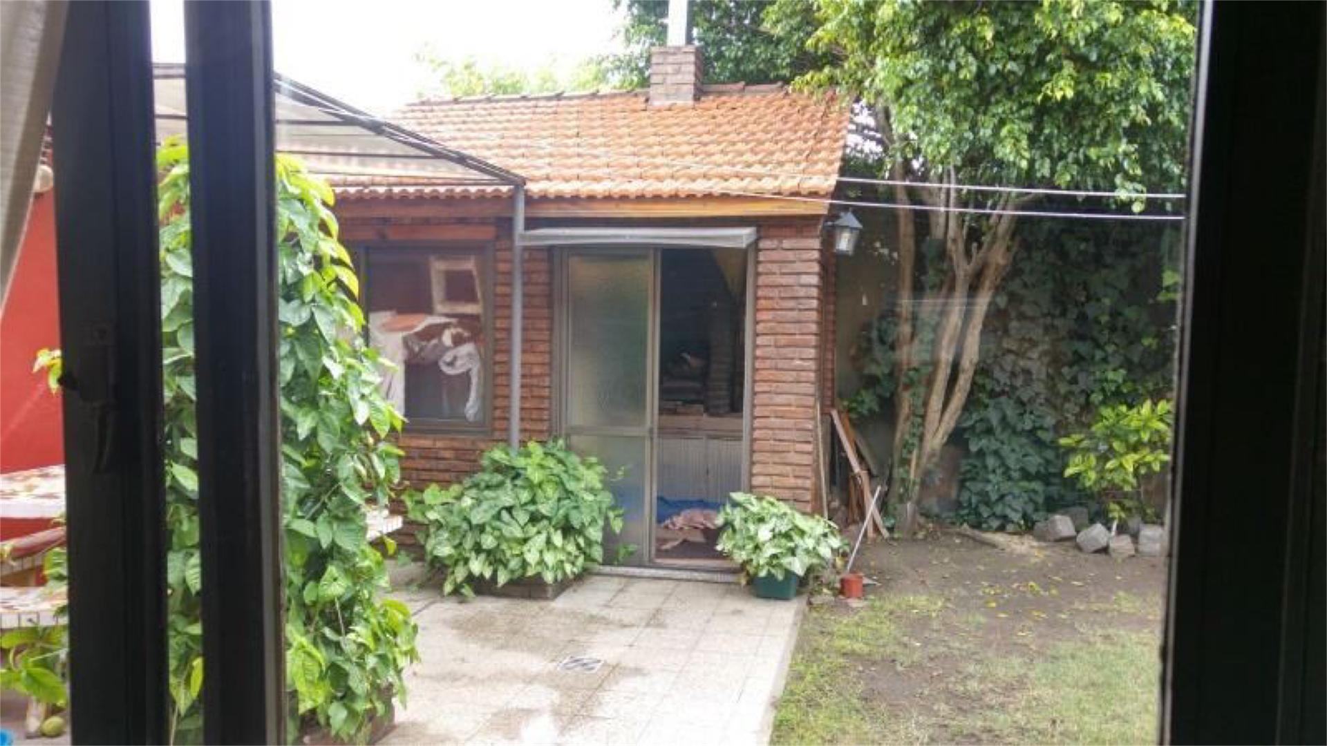 Casa en 2 plantas de 2 dormit. garage, Living, Cocina, Comed