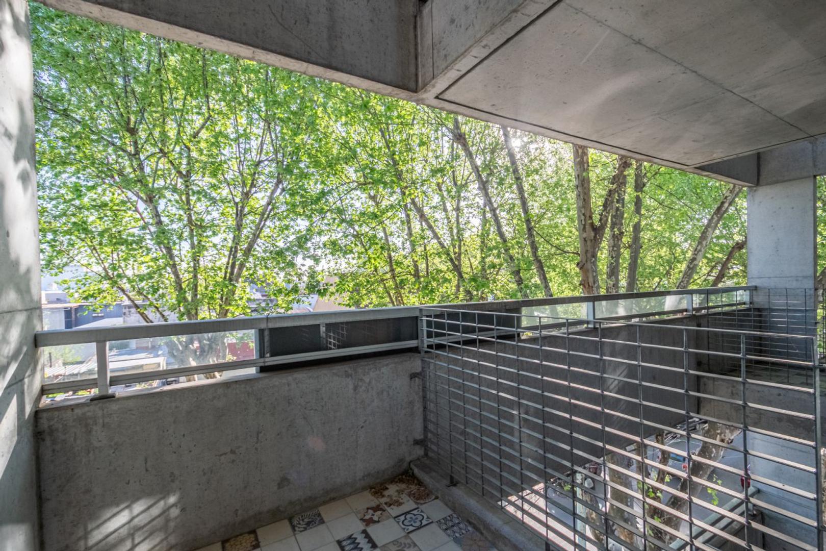 1 amb. - frente - balcon - parrilla - impecable.-