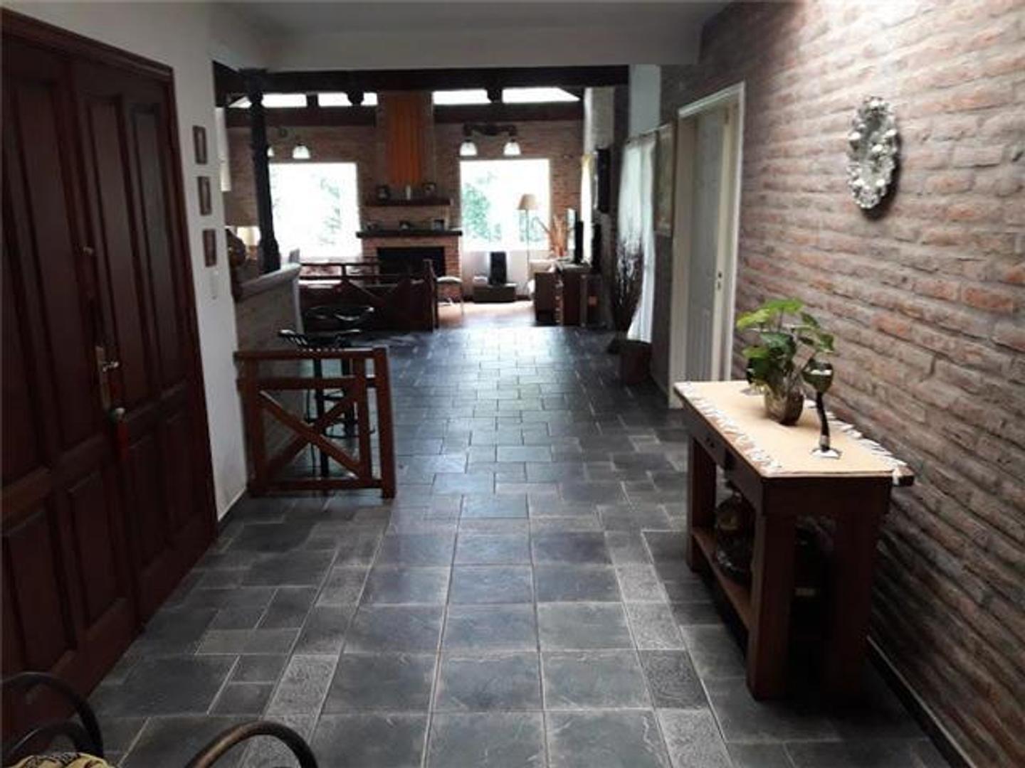 Casa en Venta en Los Robles del Monarca, USD 365.000