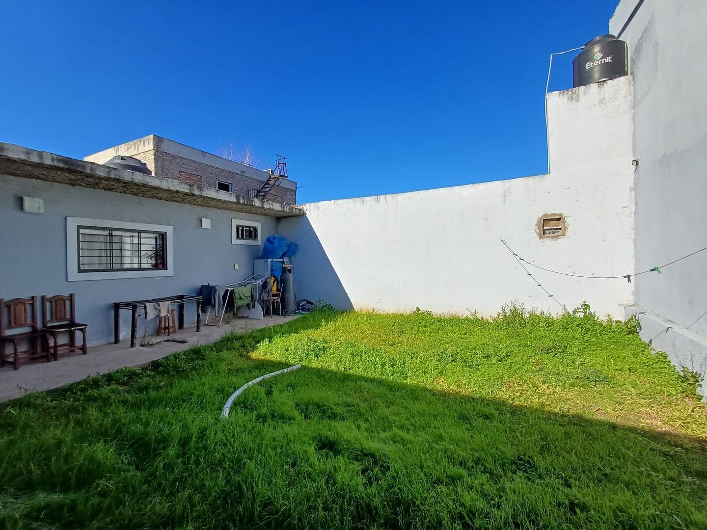 CASA EN VENTA CON PATIO Y COCHERA APTA CREDITO