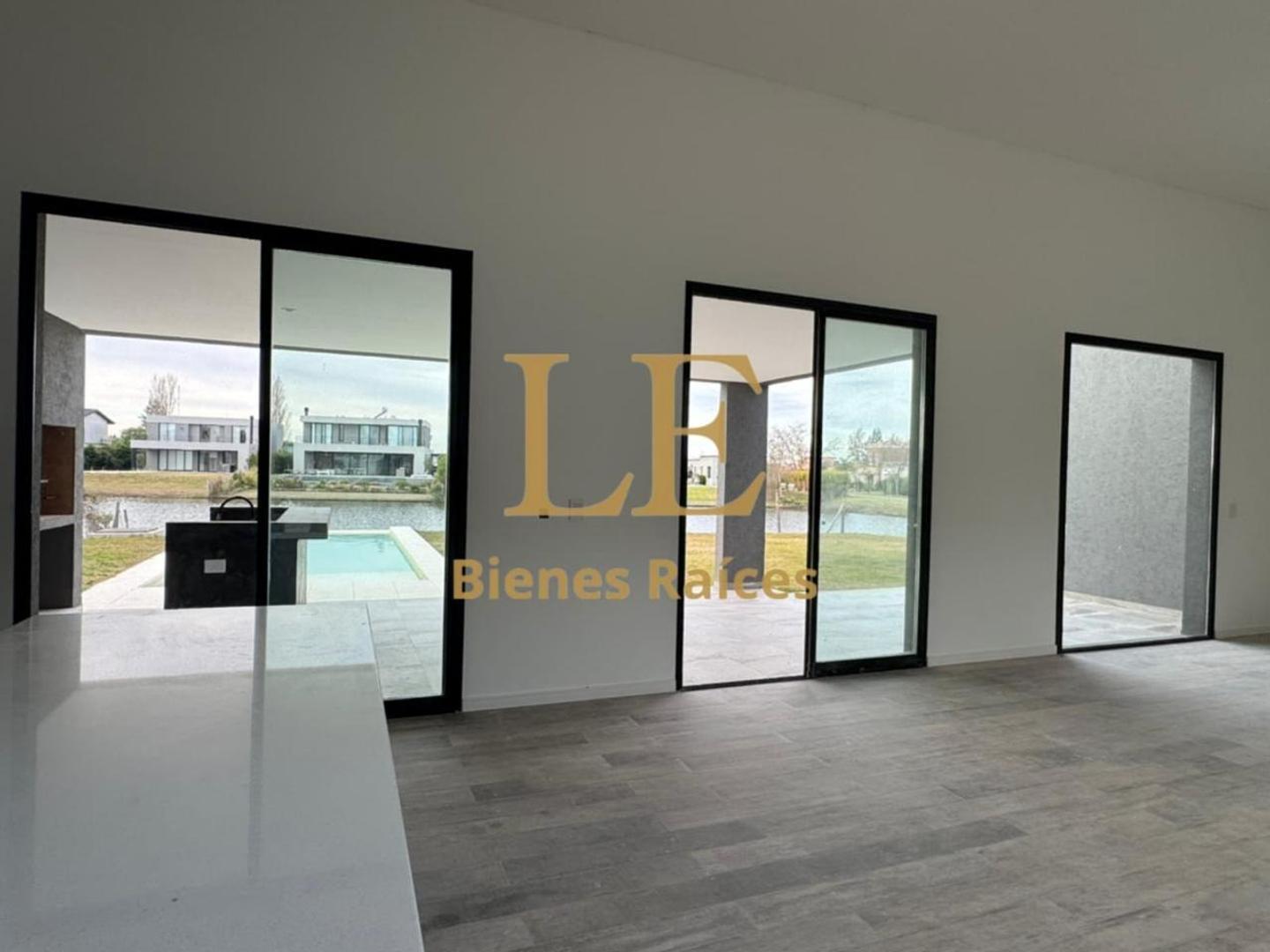 Casa 5 ambientes con 3 baños