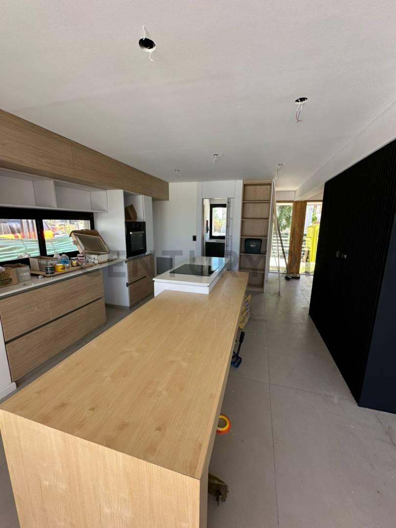 Casa en Venta con 4 cocheras