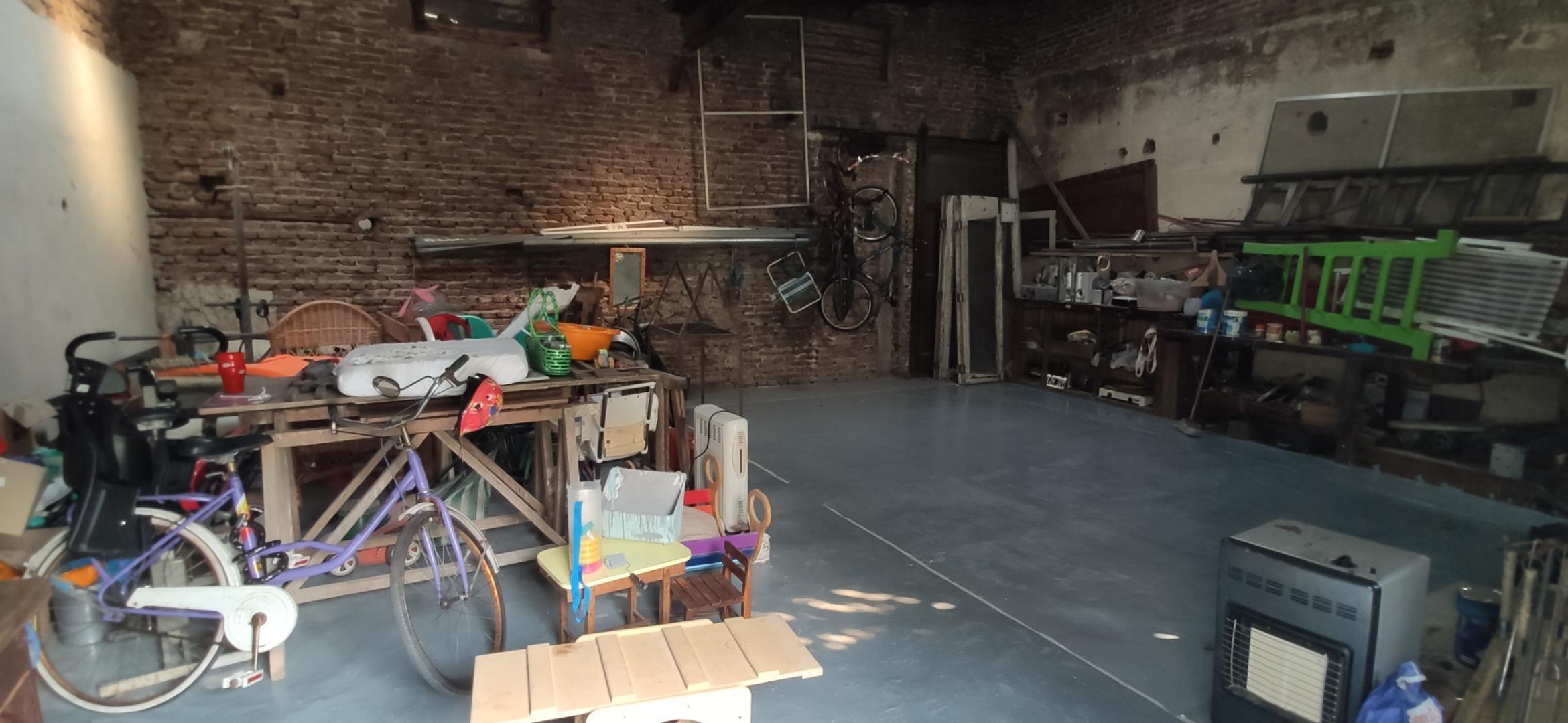 Casa 2 ambientes con local y galpon