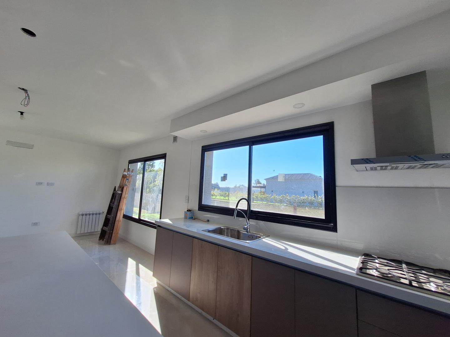 Casa en Venta con 3 cocheras