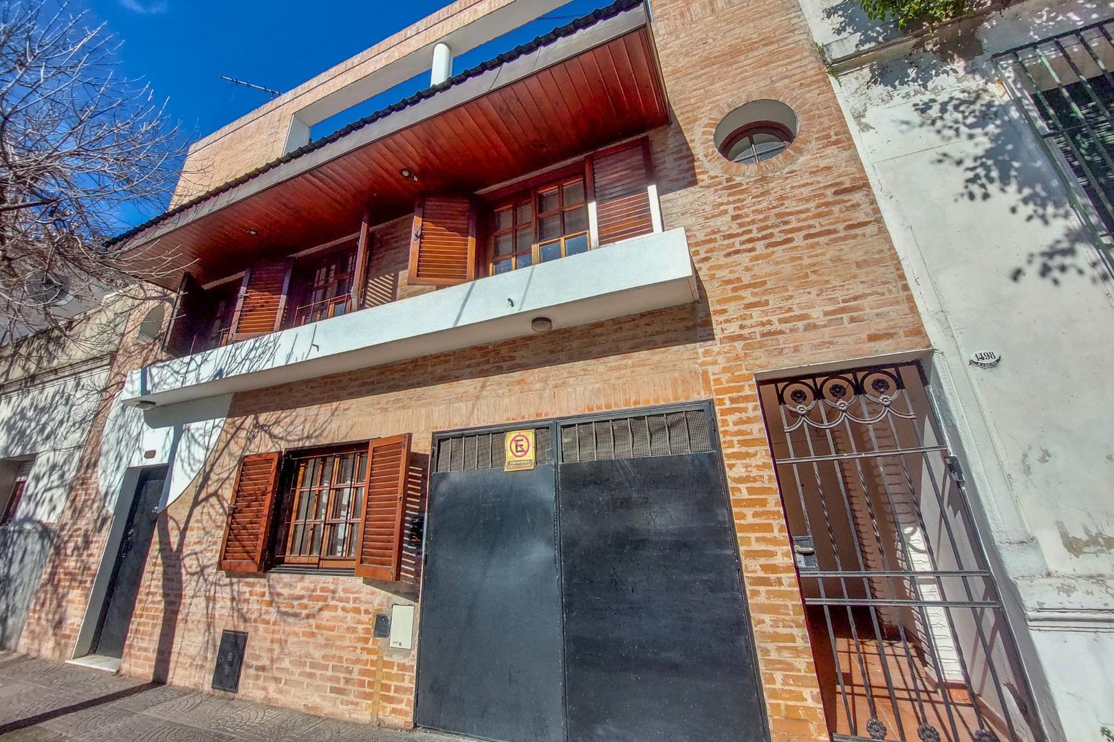 PH AL FRENTE DE 5 AMB. EN 3 PLTAS. CON PATIO Y TERRAZA!