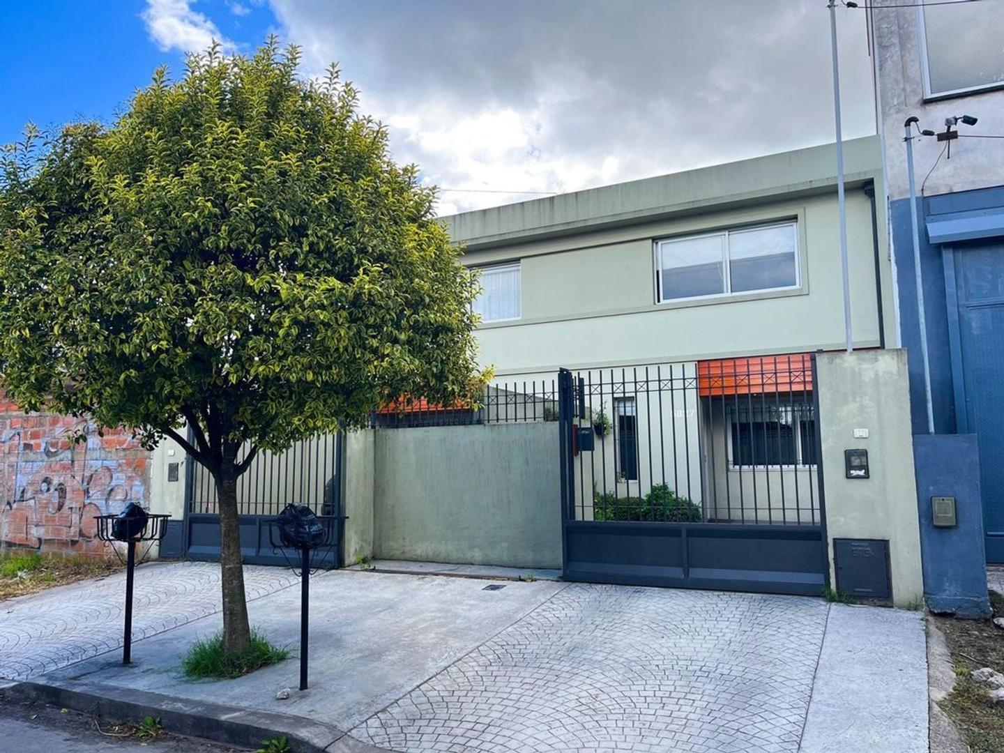 VENTA Dúplex 3 ambientes. Cochera, patio y parque