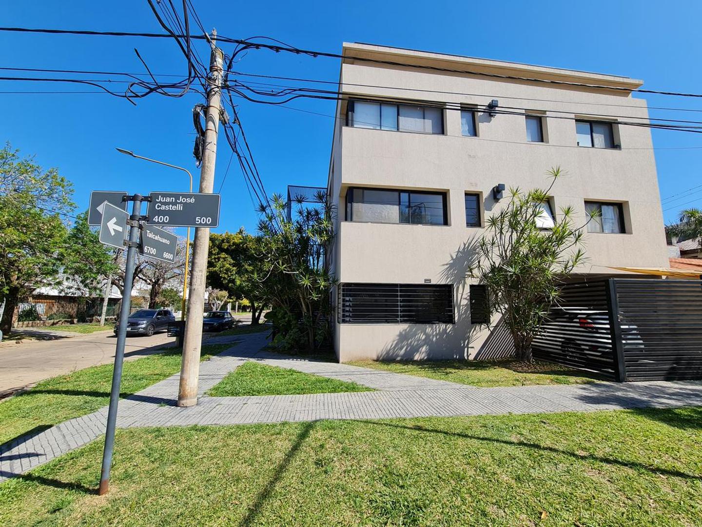 PLANTA BAJA CON ENTRADA EXCLUSIVA, ESTAR COMEDOR MUY LUMINOSO, 2 DORM CON PLACARES, PATIO Y COCHERA