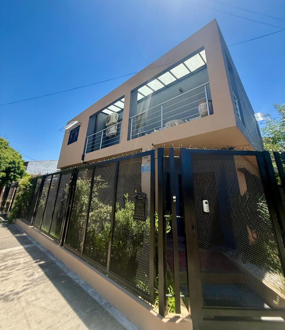 Castelar Norte Impecable Casa Racionalista 5 ambientes Permu