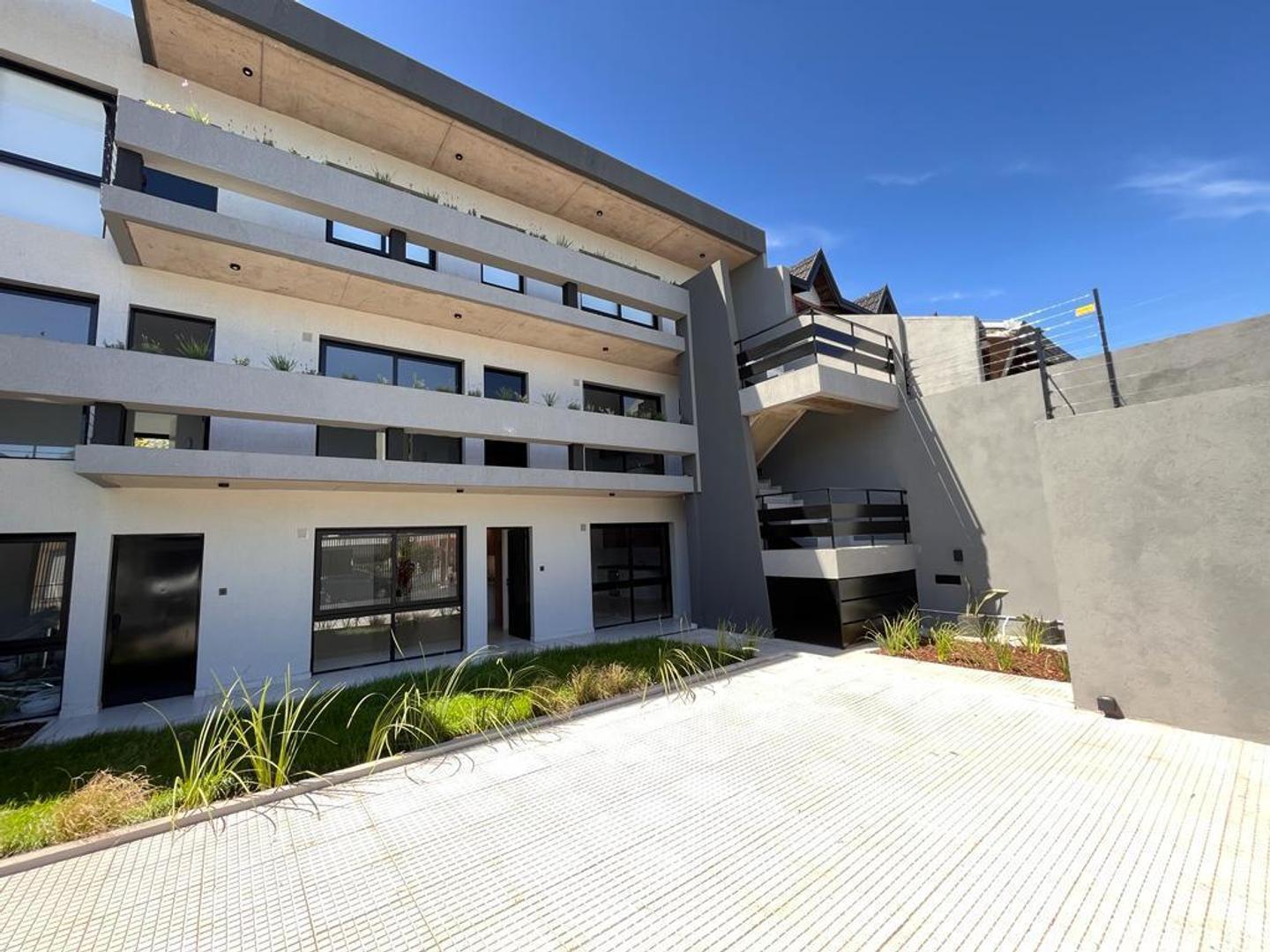 DEPARTAMENTO, CON COCHERA, EN VENTA. Castelar norte