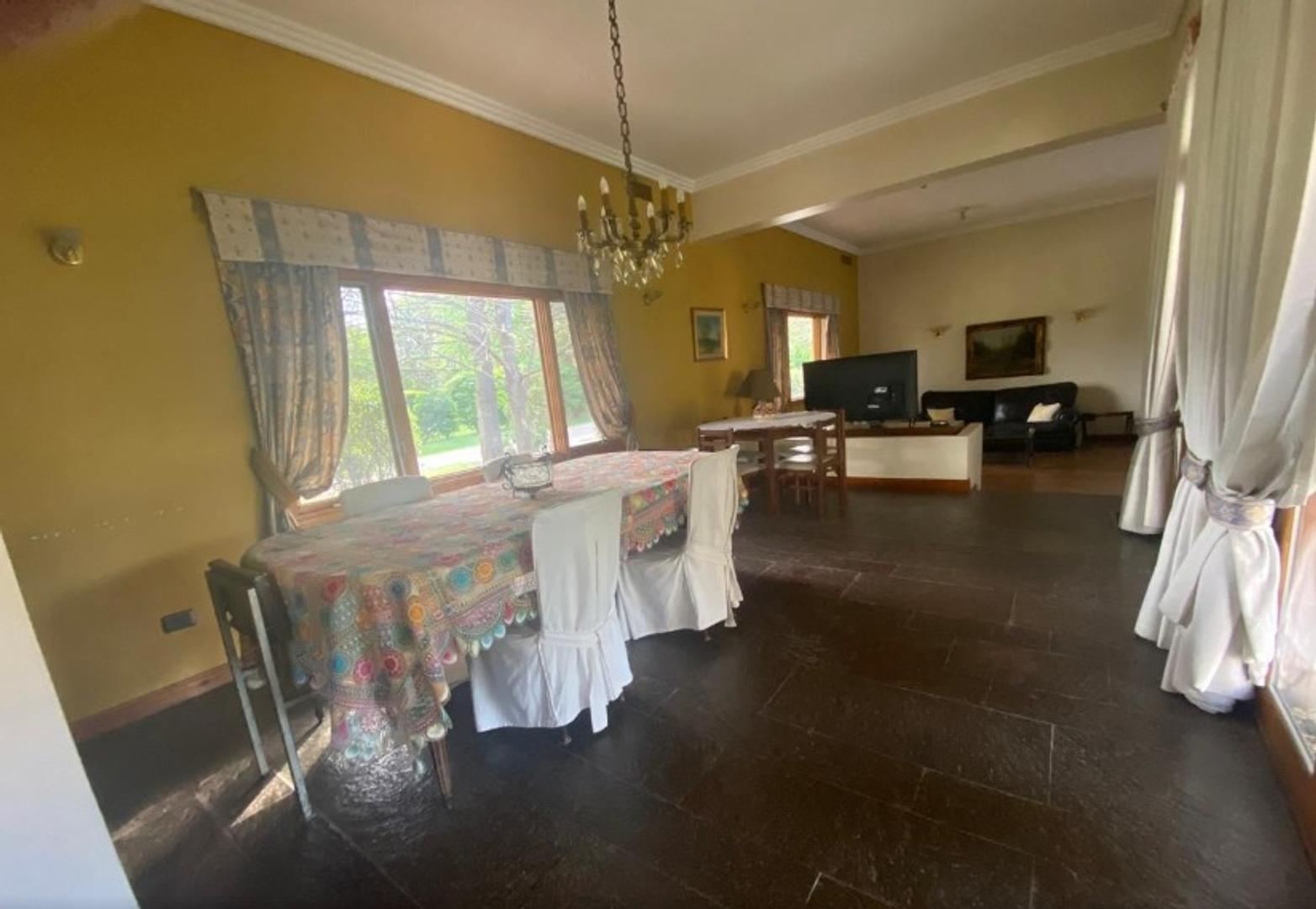 Casa 6 ambientes con 5 baños