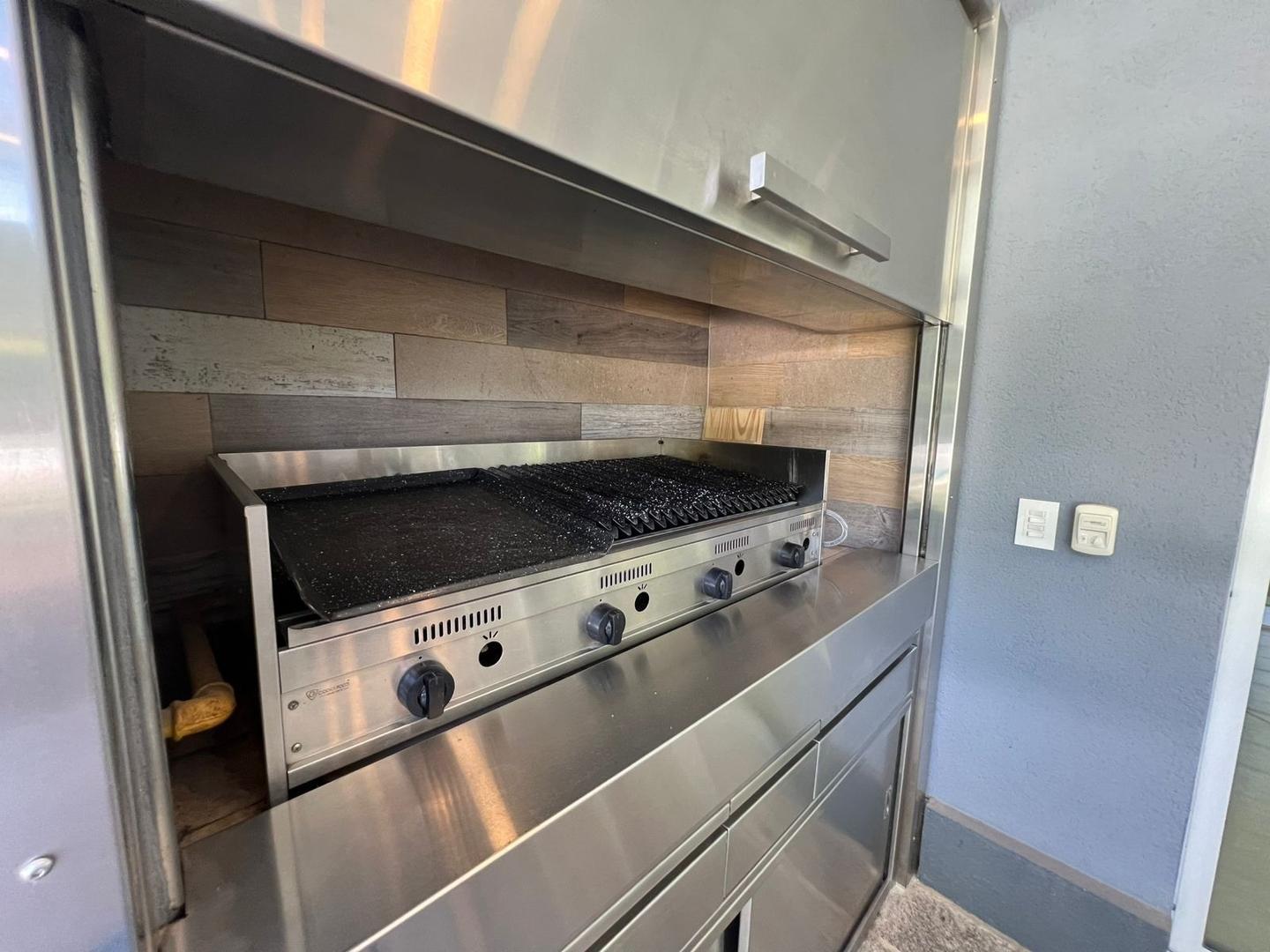 Casa en Alquiler con 3 cocheras