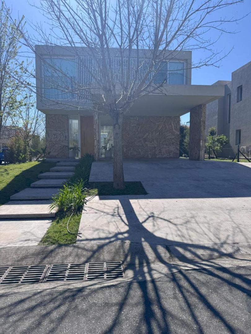 Alquiler de Casa Moderna 5 Ambientes –Barrio Tipas, Nordelta