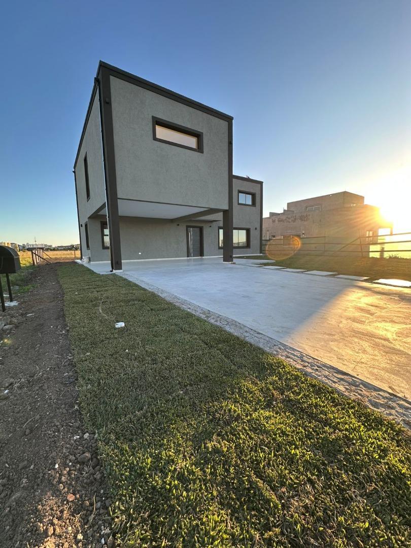 Casa 4 ambientes con 3 baños