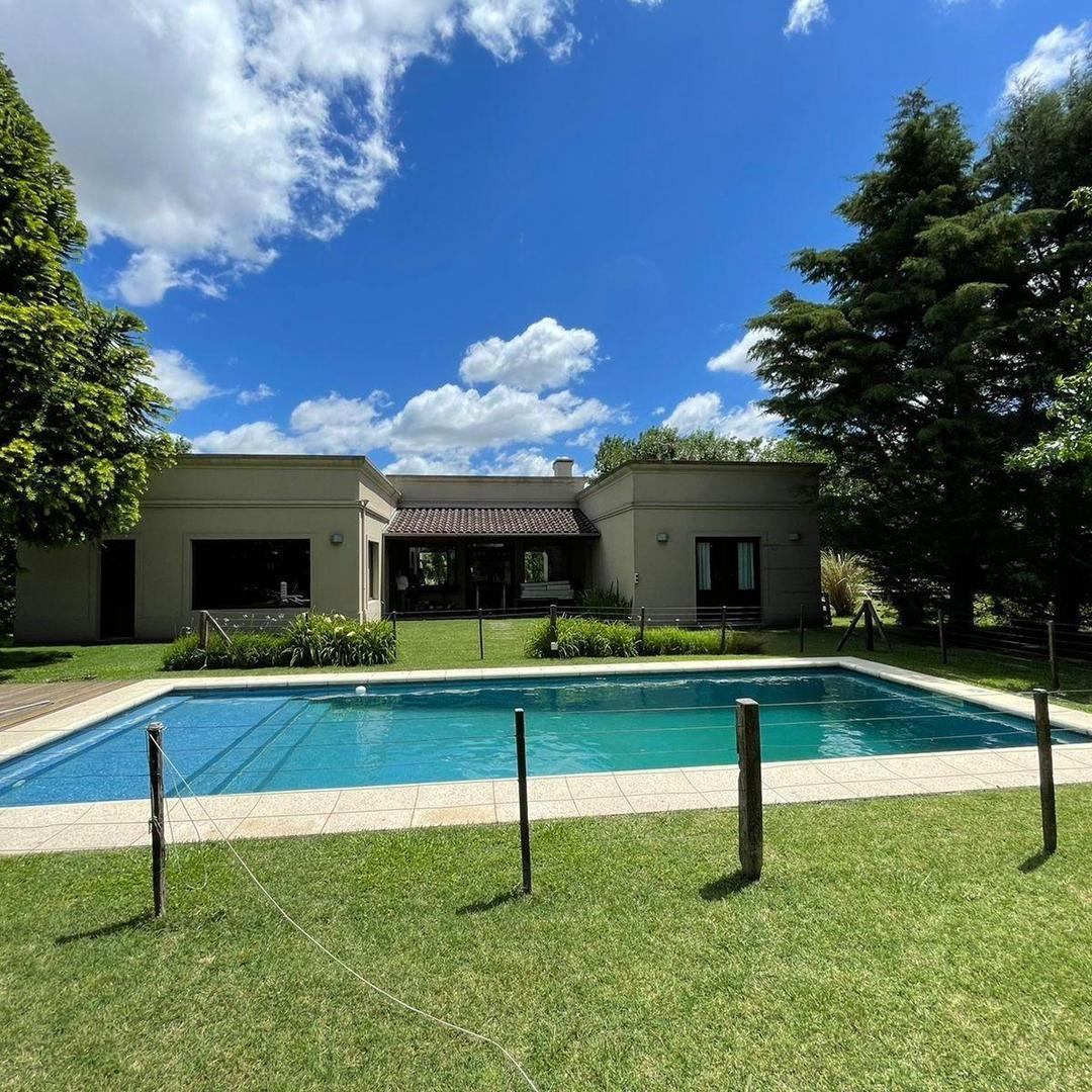 Casa en Venta con 2 cocheras