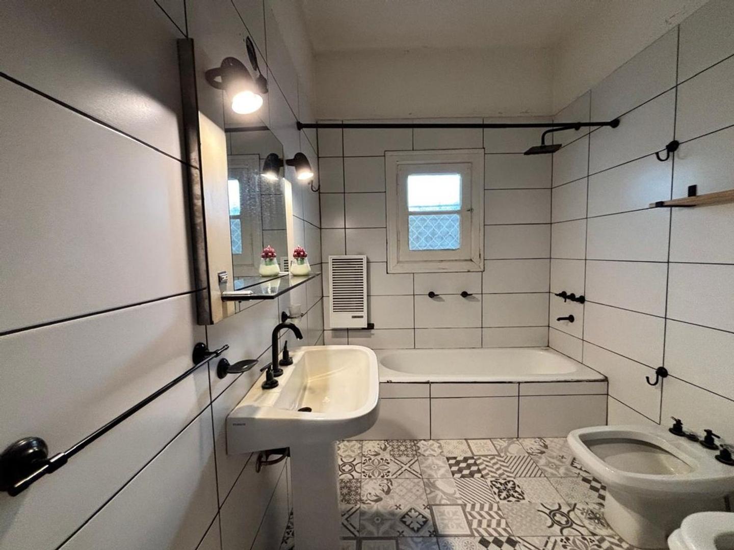 Casa 6 ambientes con 2 baños