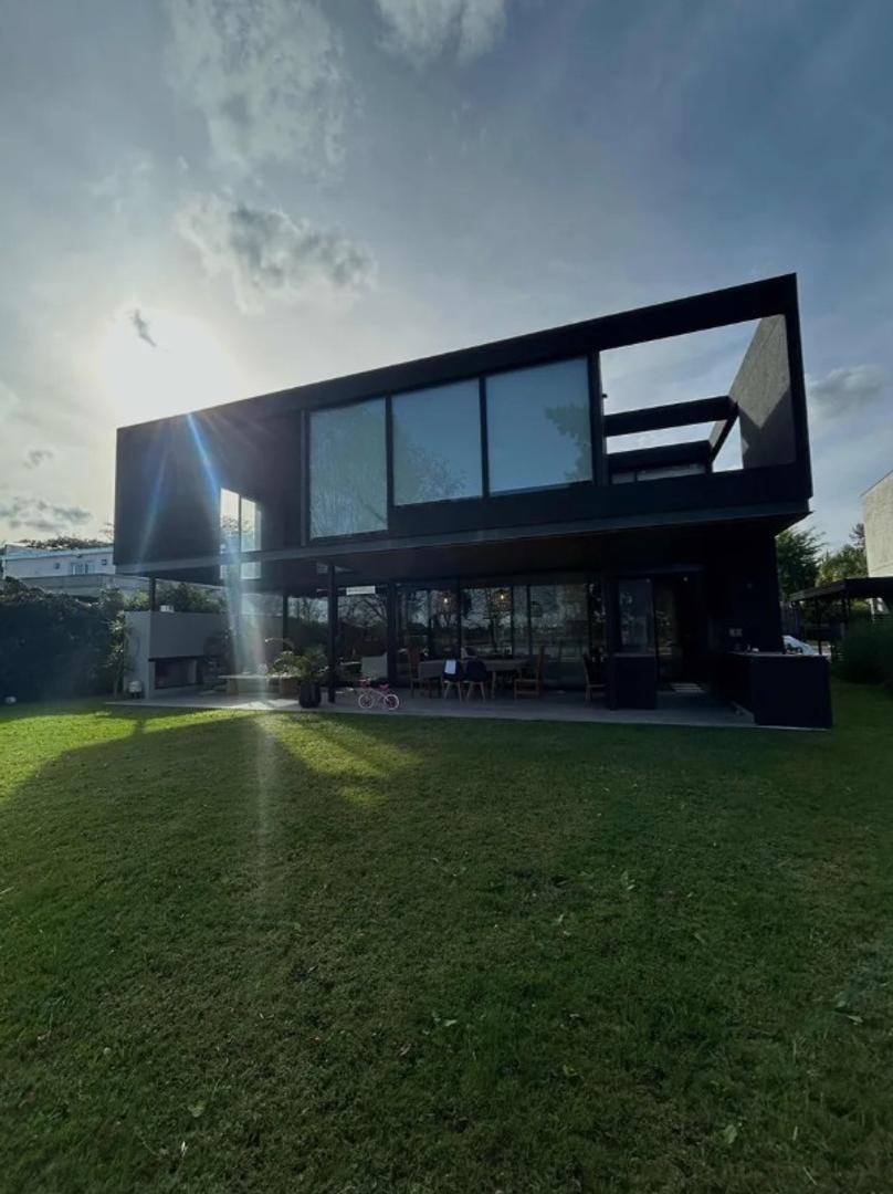 Casa 6 ambientes con 4 baños