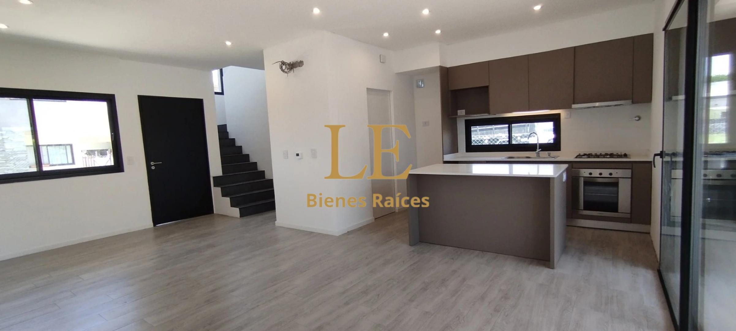 Casa 4 ambientes con 2 baños