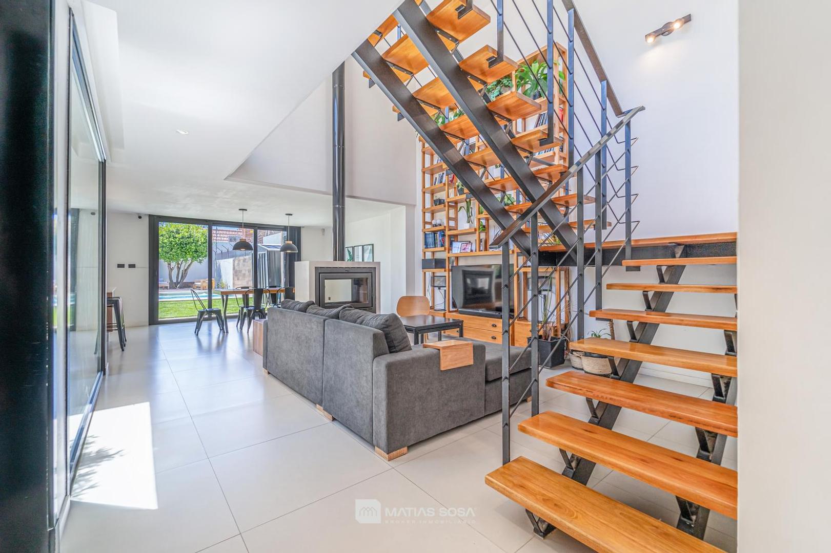 Casa en Venta con 4 cocheras