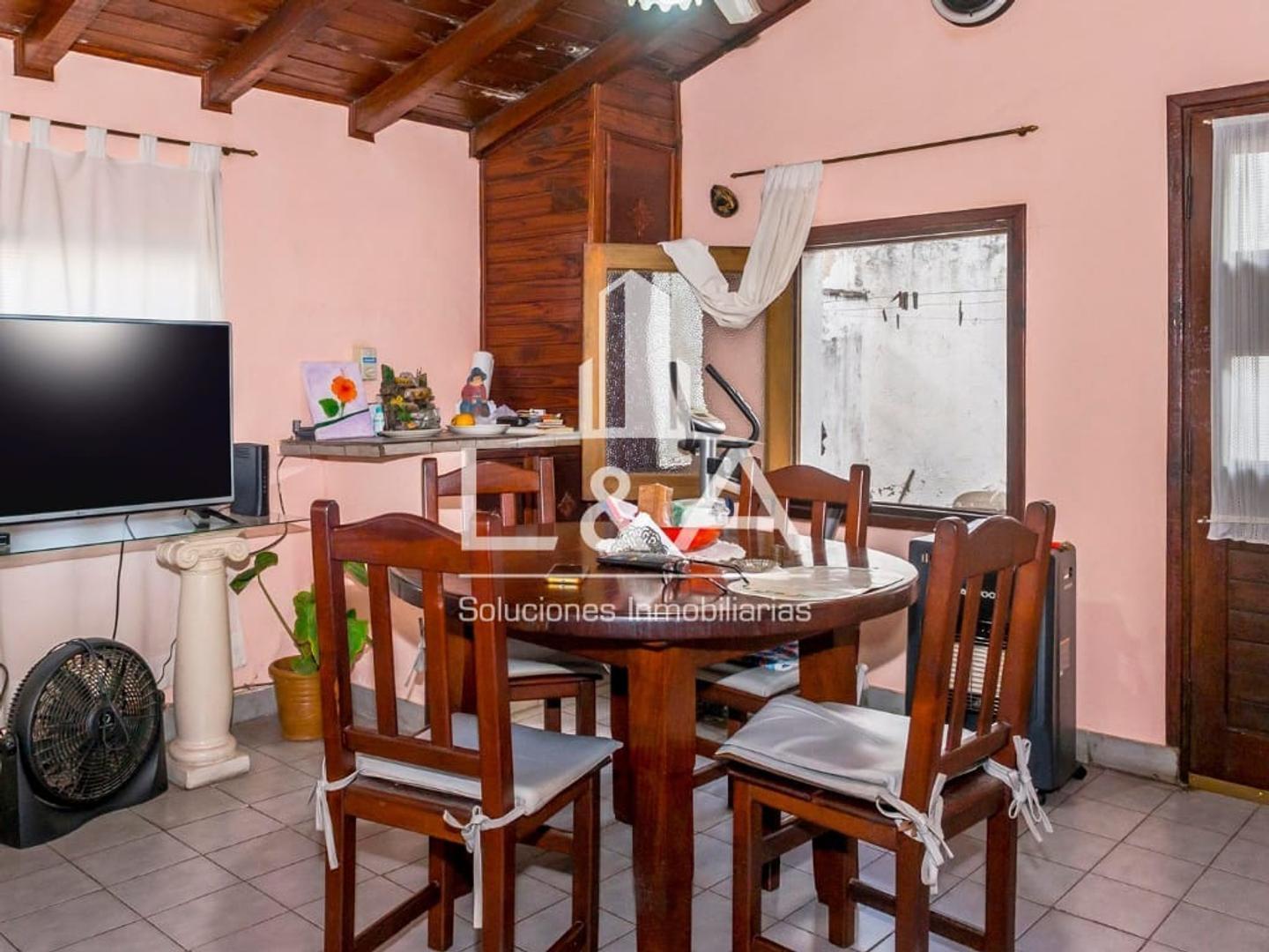 Casa en Venta con 2 cocheras