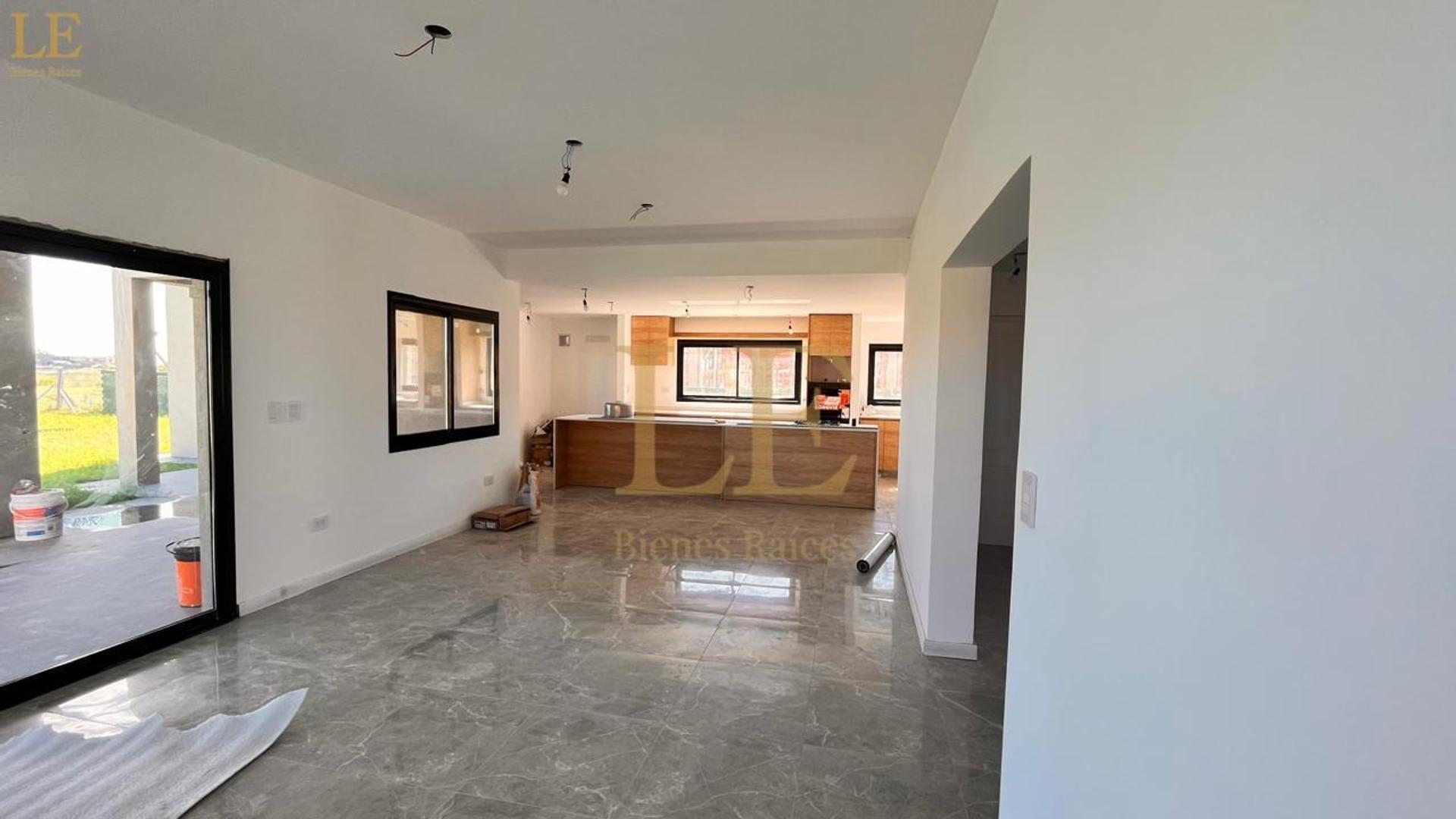 Casa en Venta con 4 cocheras