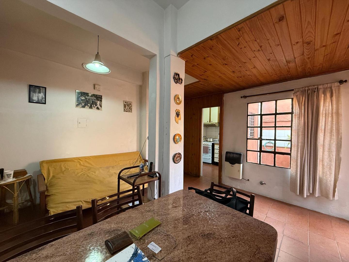 Venta - Departamento de pasillo de un dormitorio y patio en Barrio Islas Malvinas, Rosario