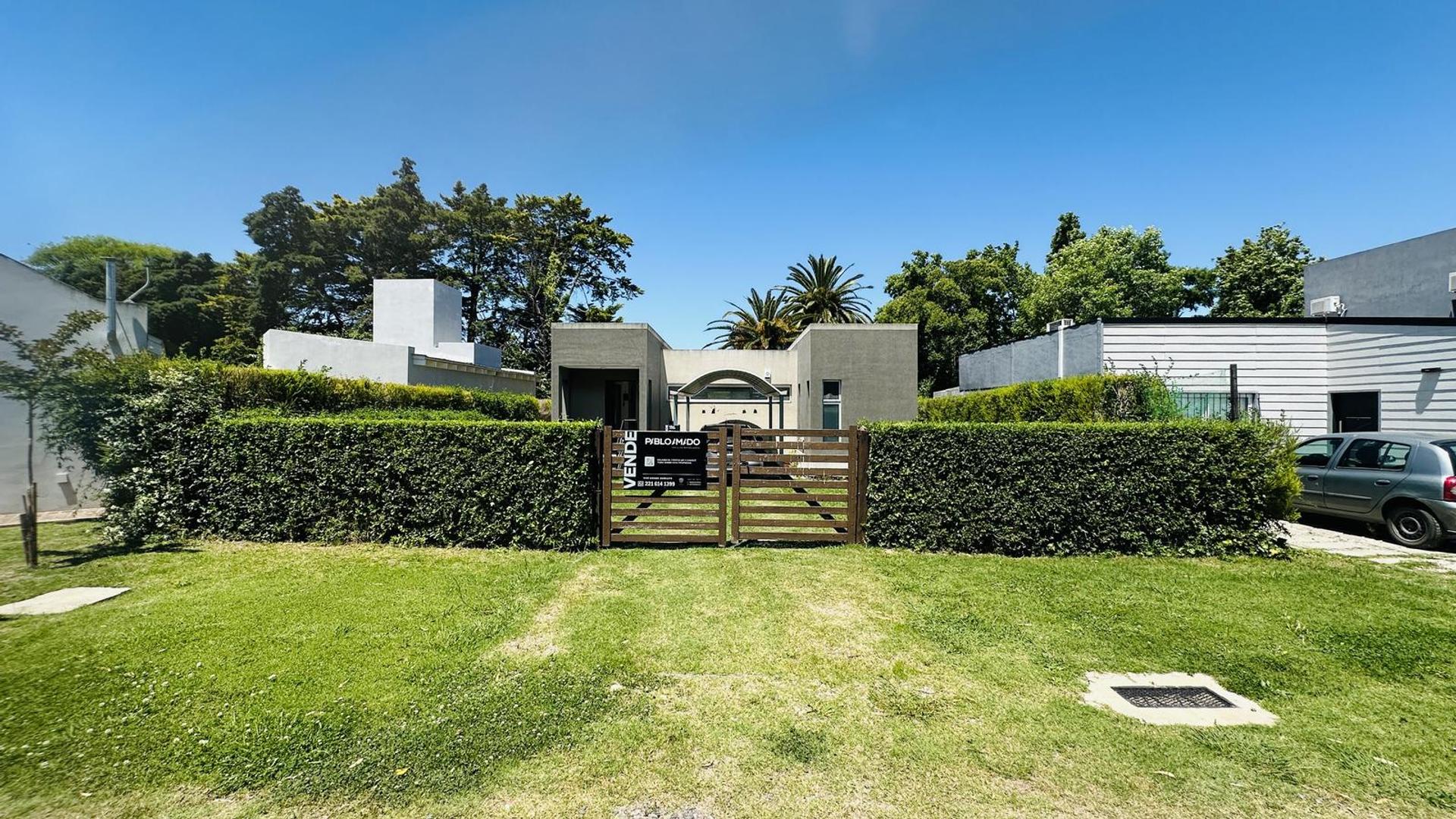 Casa en barrio cerrado. 143 entre 515 y 517.