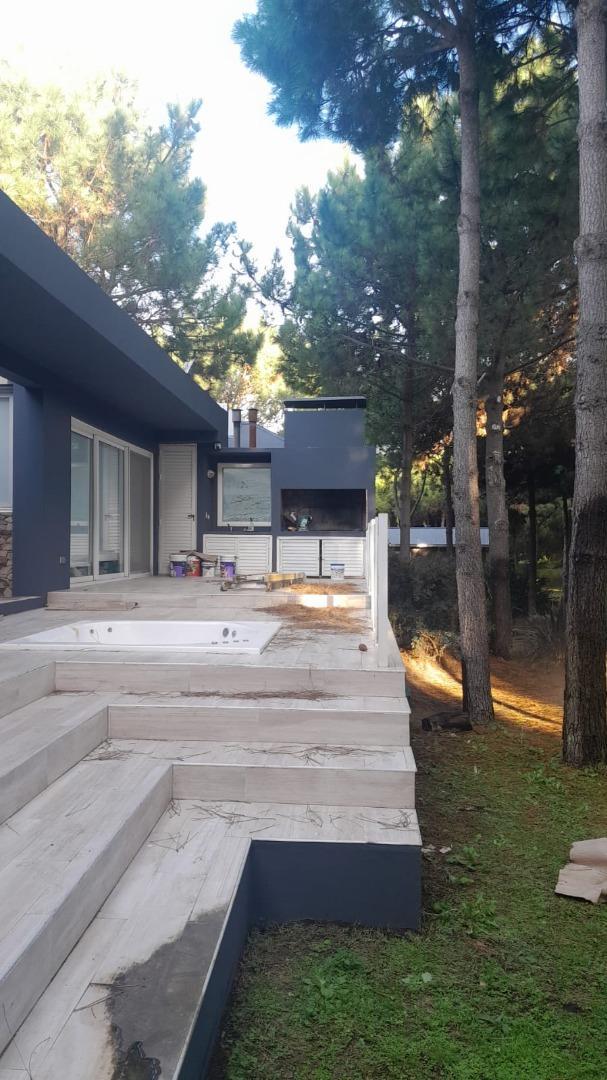 CASA  EN COSTA ESMERALDA - MUY LUMINOSA