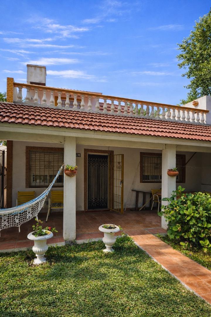 Casa, 3 dormitorios, 2 cocheras,  jardin, gas natural.