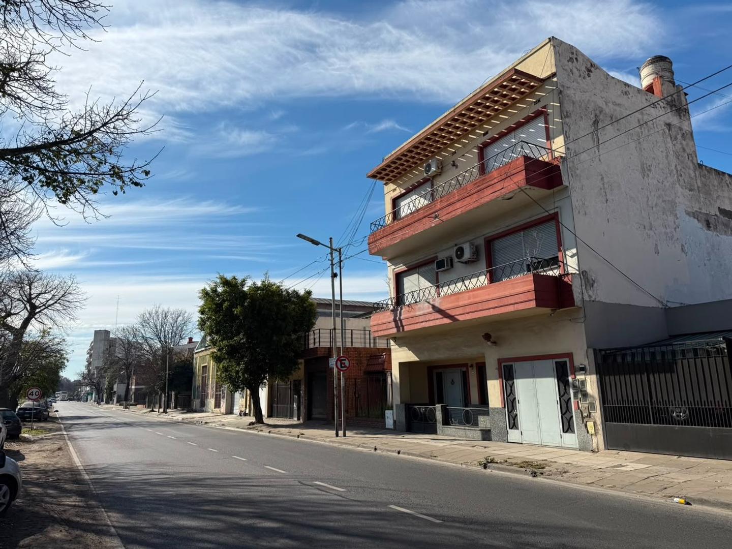 Departamento tipo casa con frente a Av. Gral Paz. Apto prof