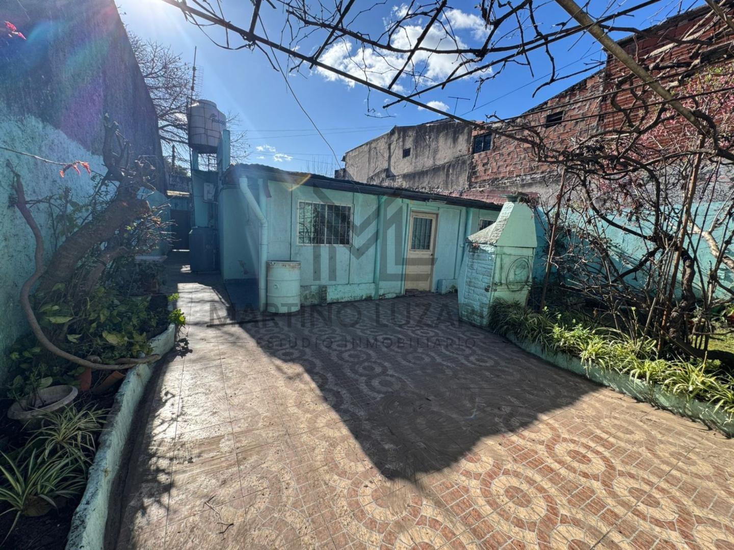 Excelente Propiedad para Invertir 2 Locales y Dpto con Fondo