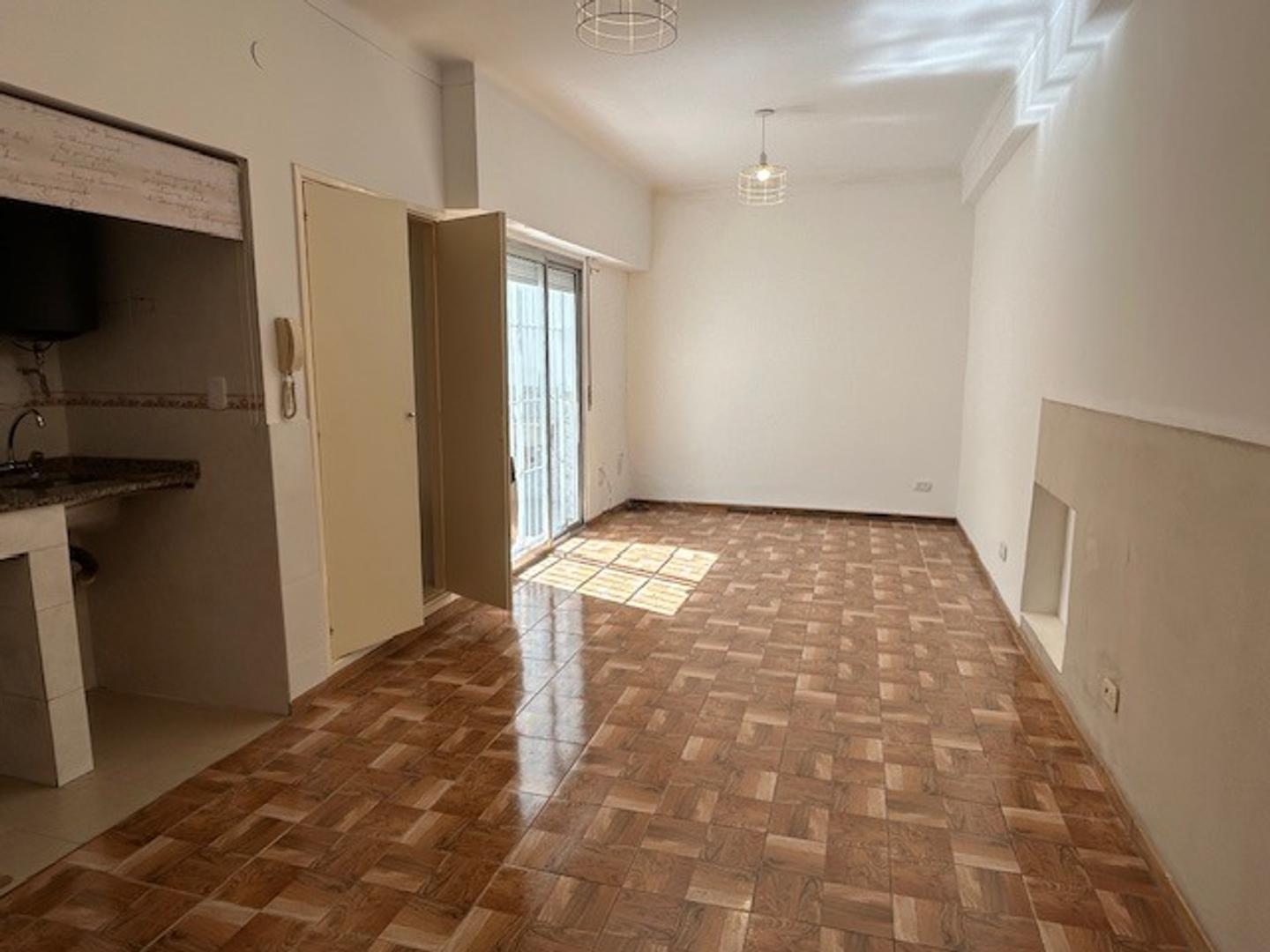 Monoambiente planta baja contrafrente con patio