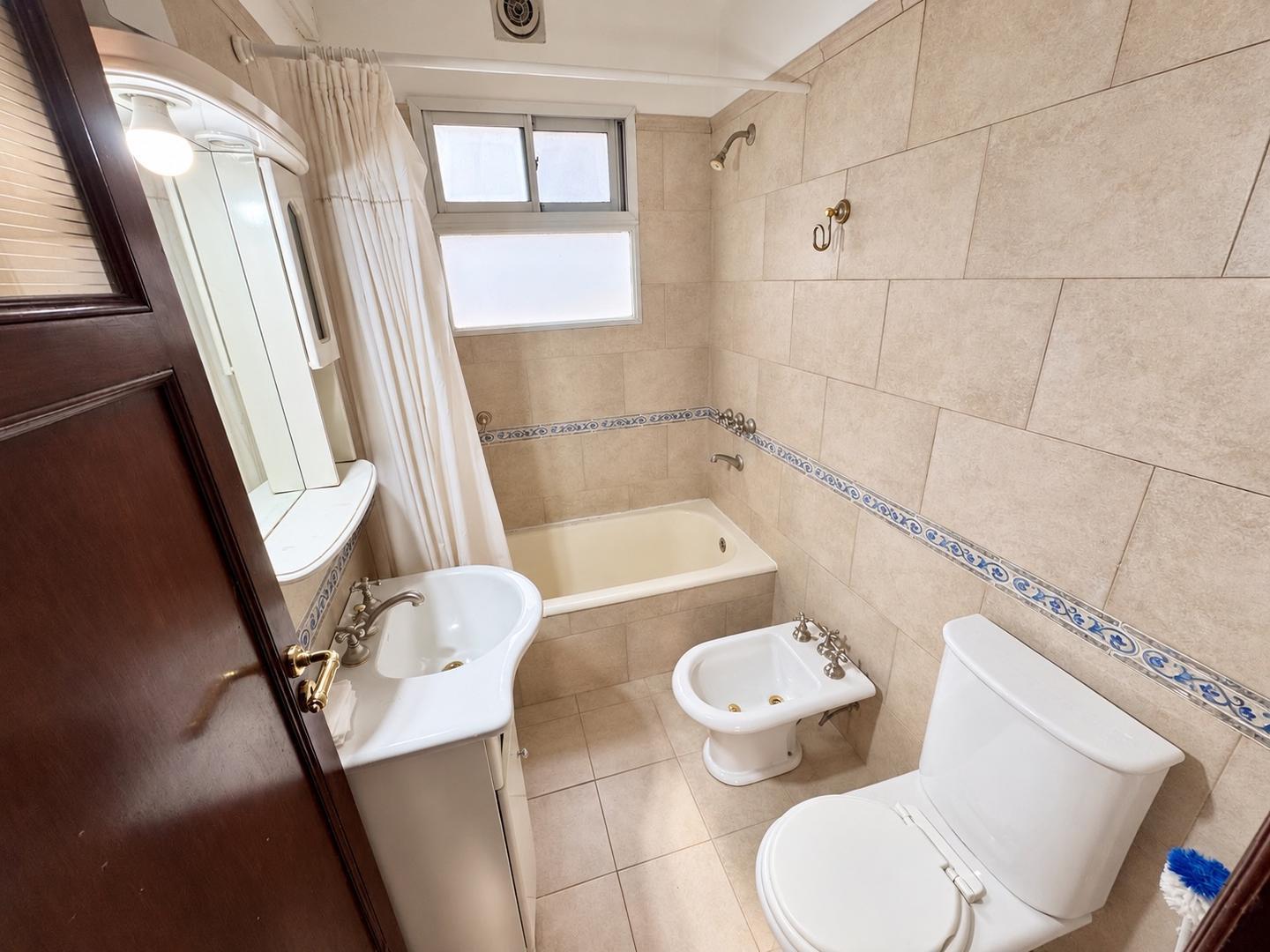Amplio 4 ambientes clásico – Piso alto – Vista abierta a Av.