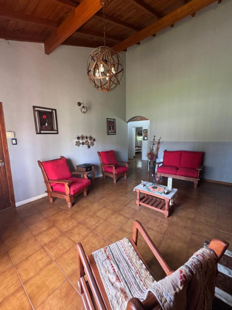 Venta casa 3 ambientes con quincho y jardín. Apta crédito.