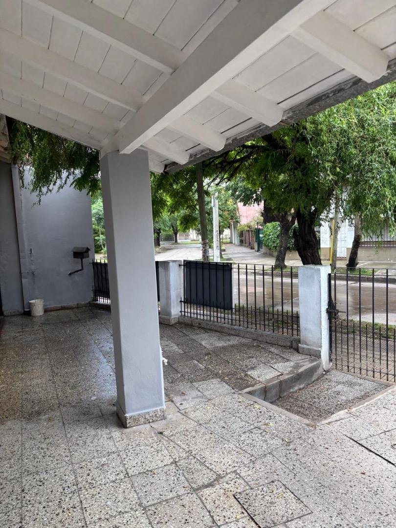 Casa en Alquiler en Luis Guillon, $ 800.000