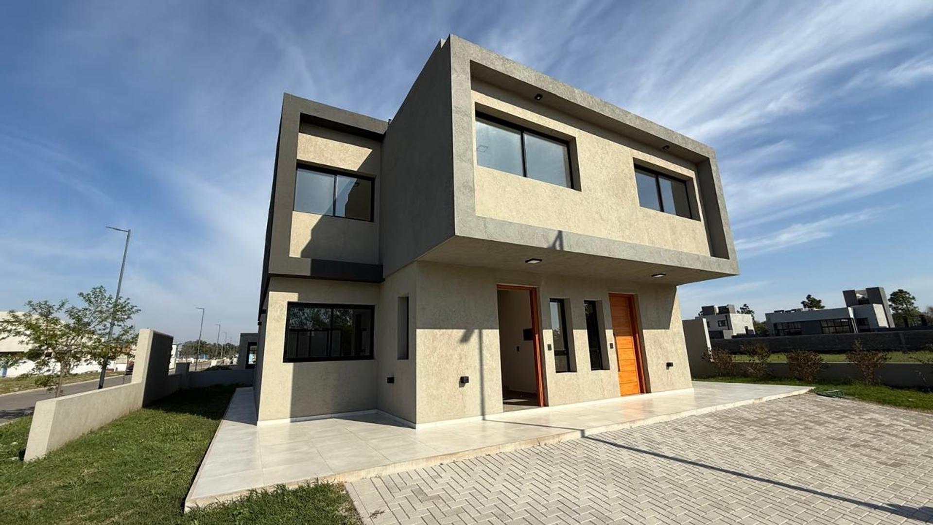 Casa en Venta con 2 cocheras