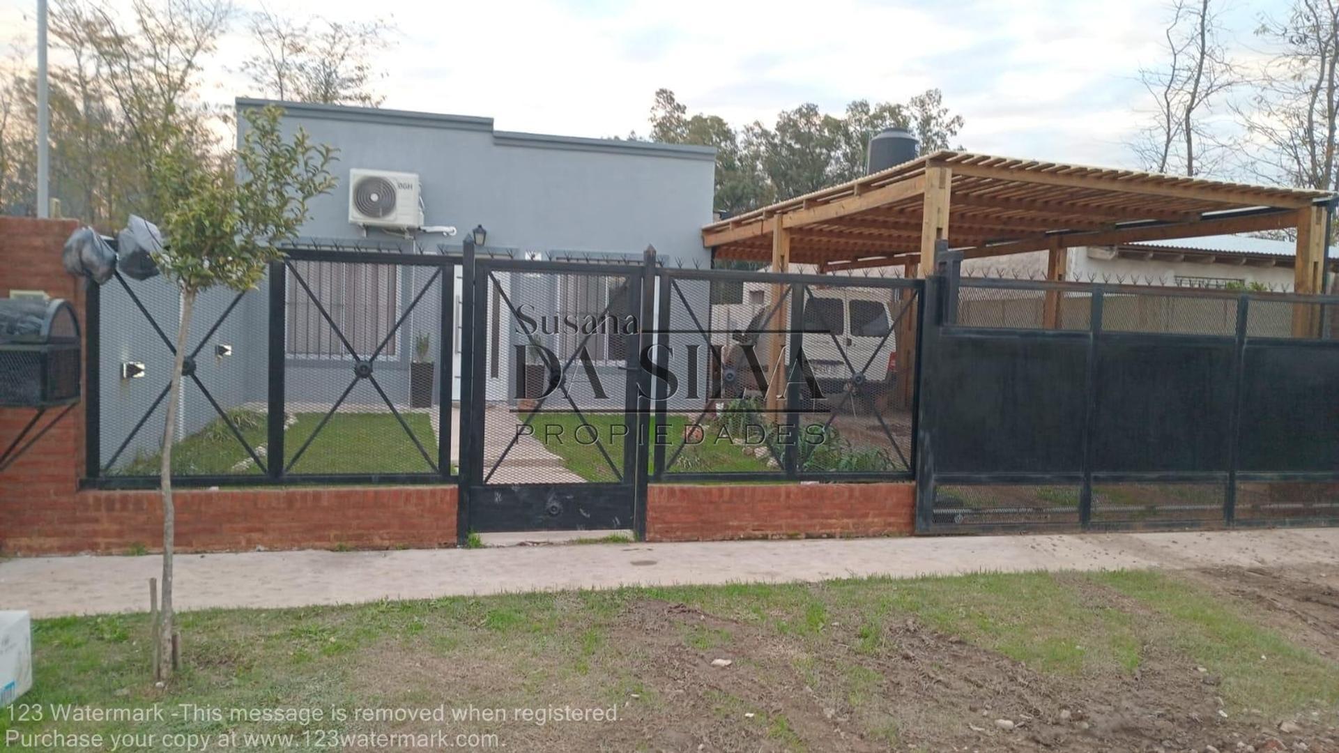 Casa con fondo y pileta VENDE o PERMUTA por Depto.en M.Paz