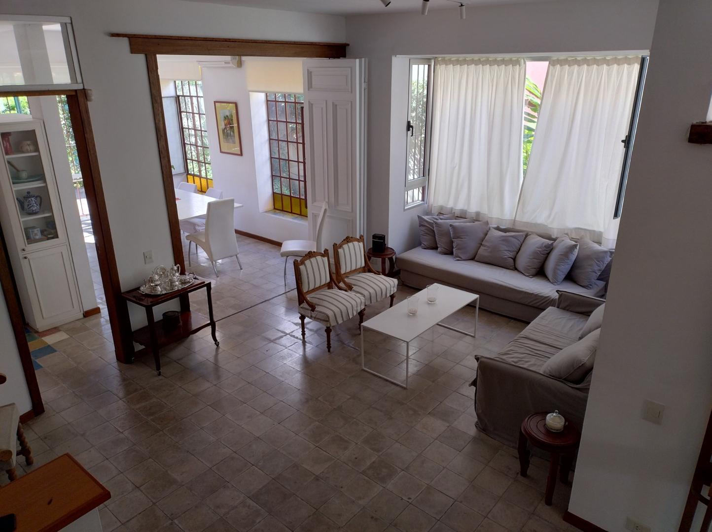 Casa en Alquiler con 2 cocheras