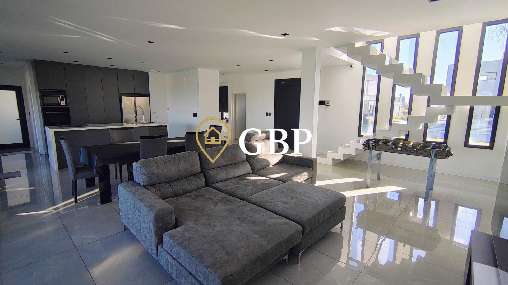 Casa 5 ambientes con 4 baños