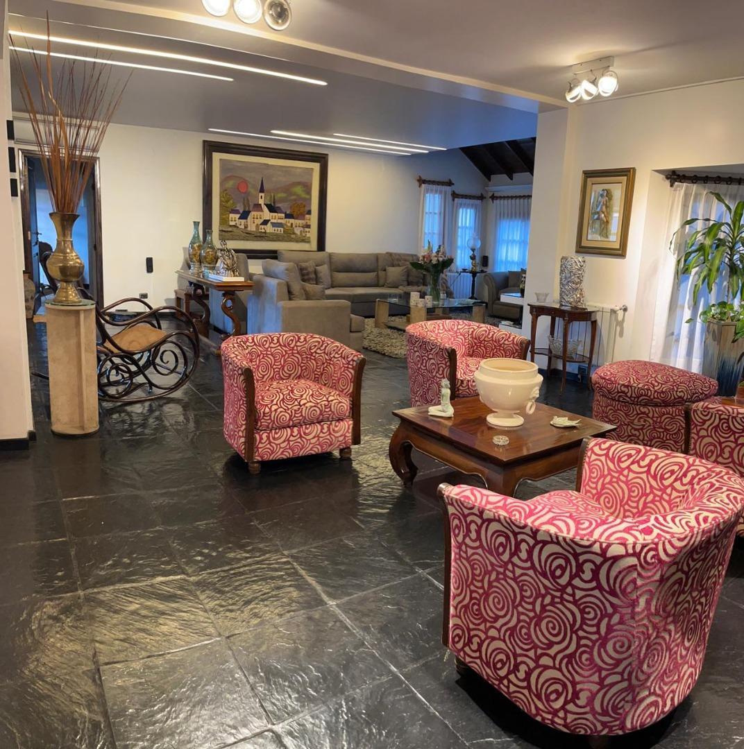 Venta casa 5 Ambientes 4 dormitorios.Martinez Parque,piscina