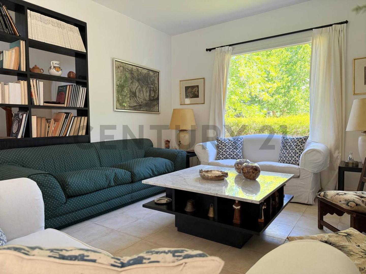 Casa en Venta con 3 cocheras