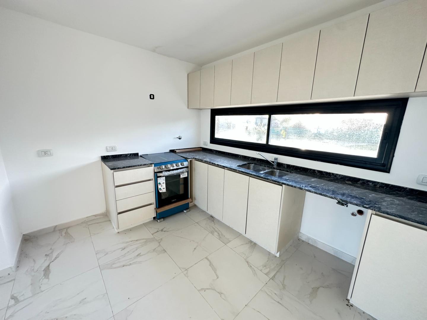 Casa en Alquiler con 2 cocheras