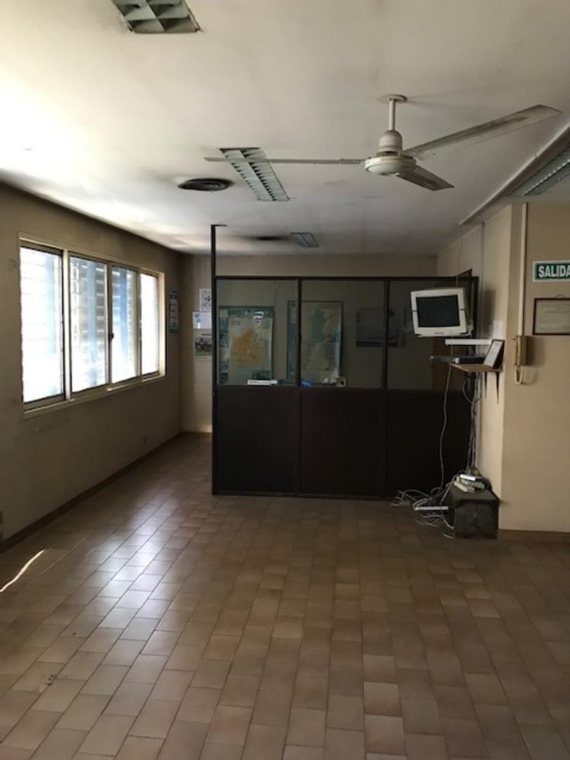 Galpon c/salida a la calle eleodoro lobos. 3 plantas