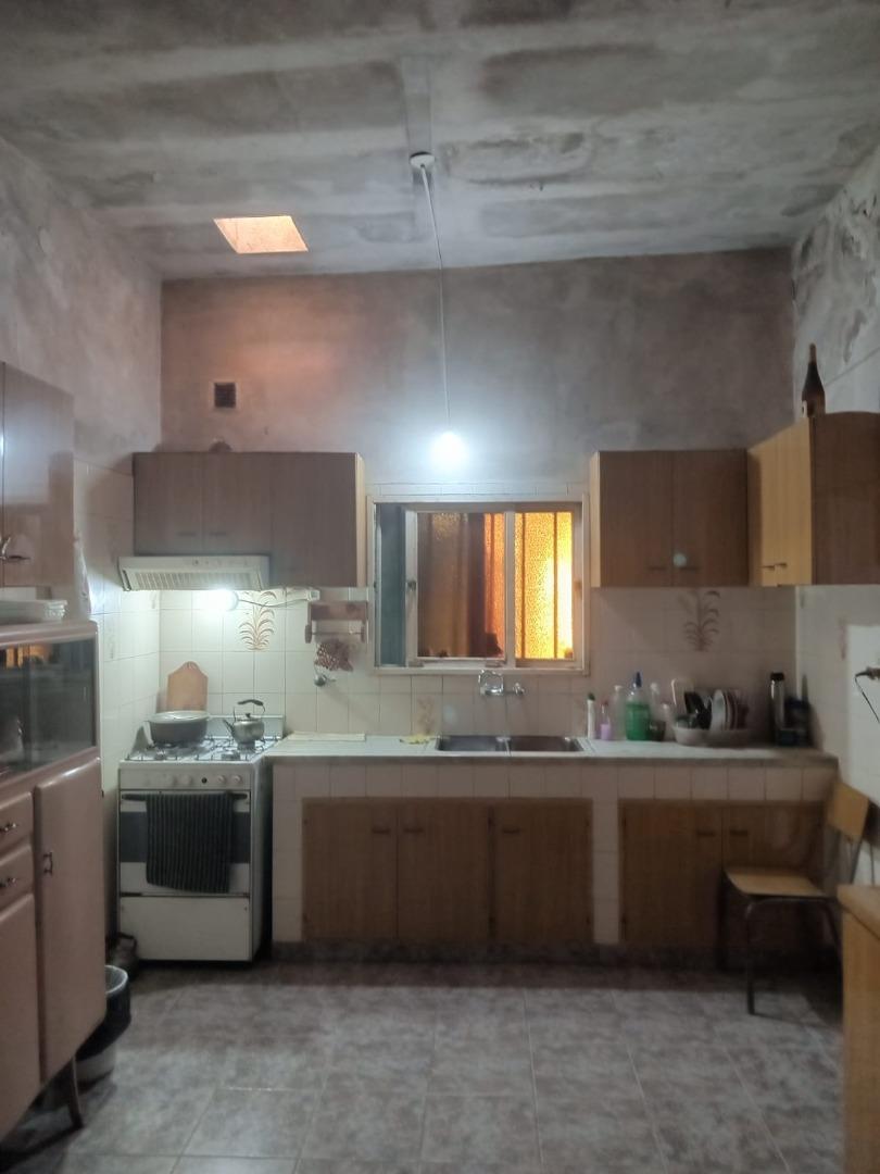 Casa el frente de 2 dormitorios en venta