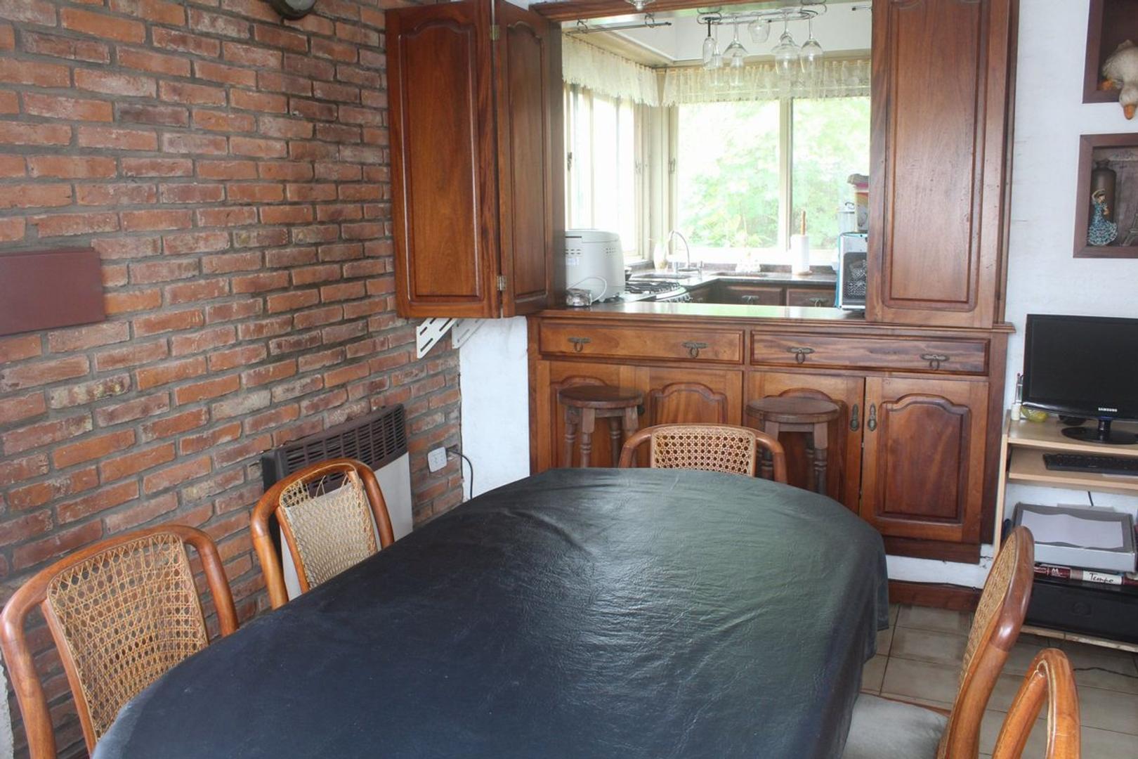 Casa 4 ambientes con 2 baños