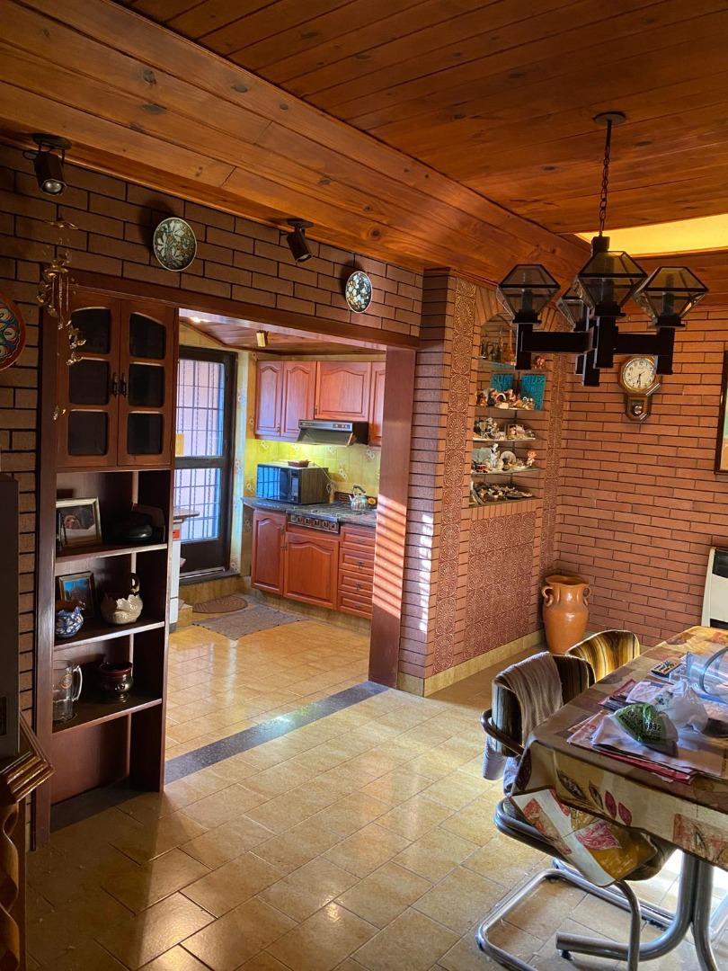 Casa 5 ambientes con 4 baños