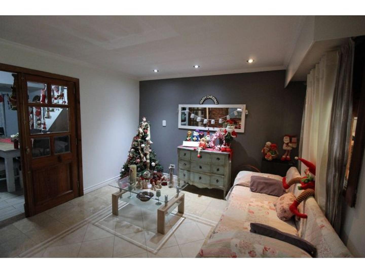 Casa 8 ambientes con 2 baños